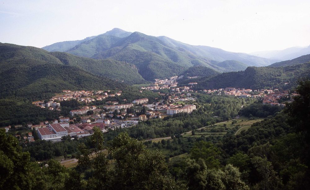 Vue panoramique d'Amélie-les-Bains-Palalda nichée entre les contreforts du Canigou