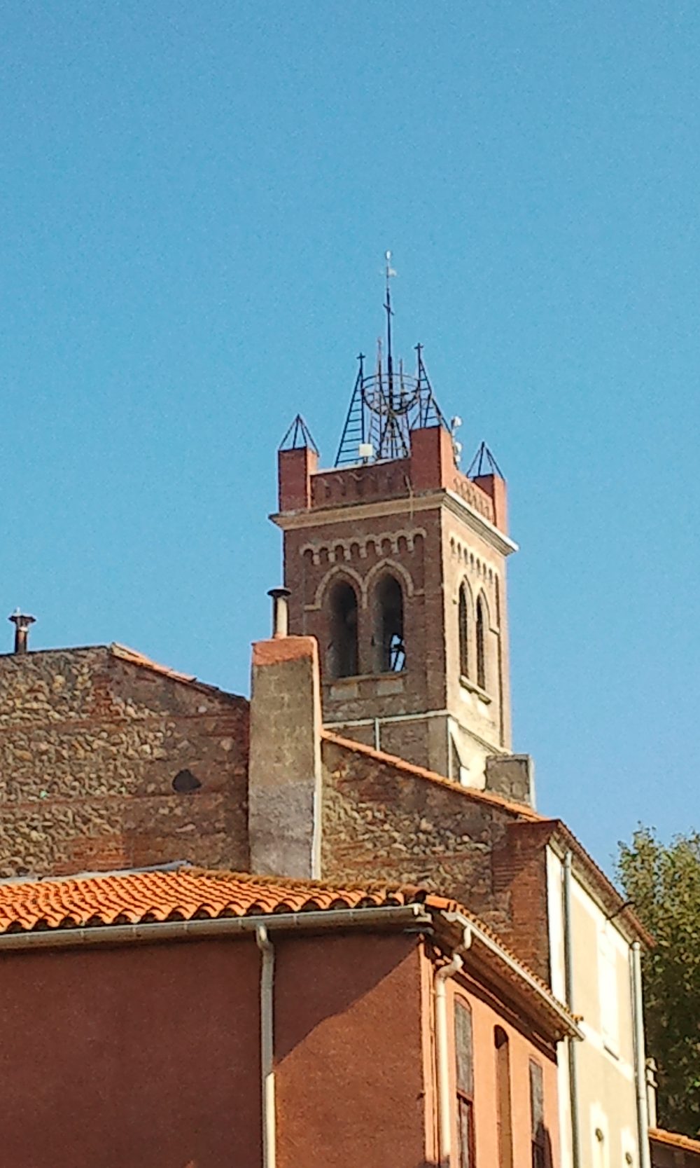 Le clocher catalan de l'église Saint-Étienne de Bompas, vu depuis les toits