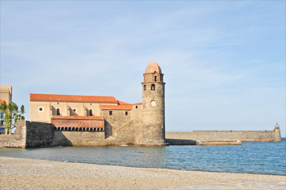 L'église Notre-Dame-des-Anges et son clocher-phare au bord de l'eau