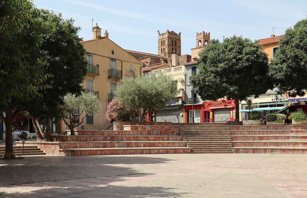La place de la République à Elne, avec les tours de la cathédrale