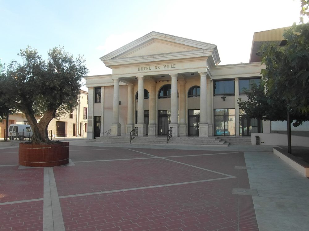 L'Hôtel de Ville néoclassique du Soler et sa place plantée d'oliviers