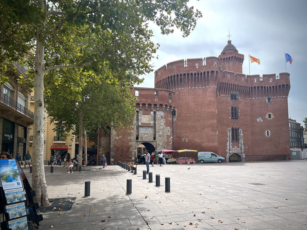 Le Castillet, porte médiévale emblématique du centre-ville de Perpignan