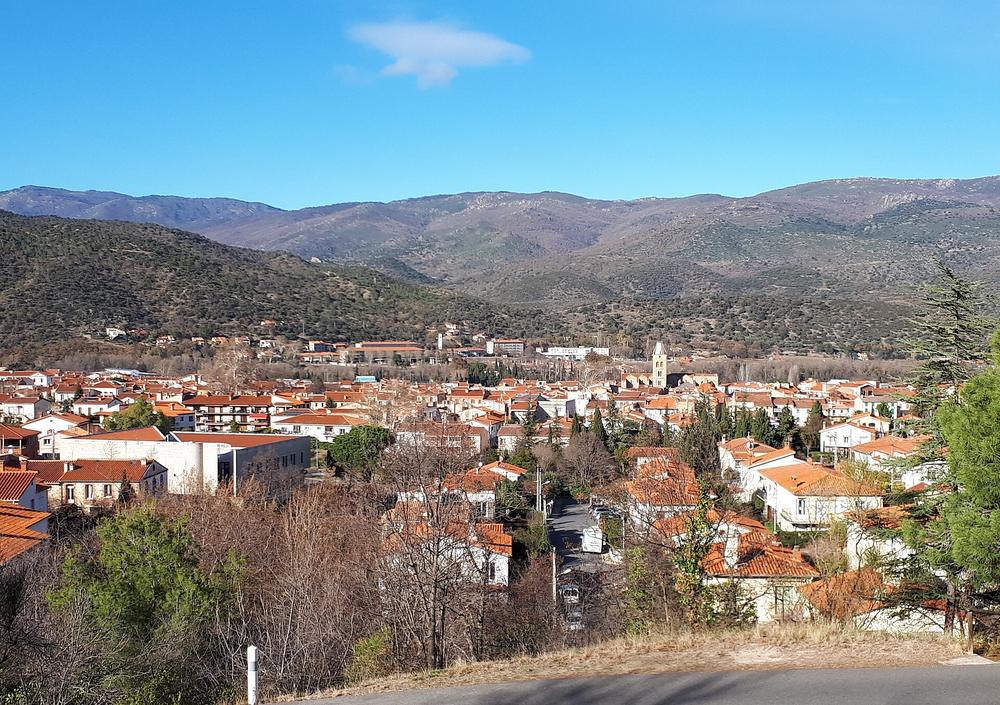 Vue panoramique de Prades et son clocher, entourée par les contreforts du Canigou