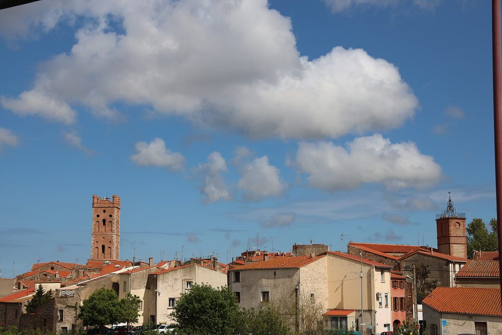 Vue générale des toits et clochers du centre historique de Rivesaltes