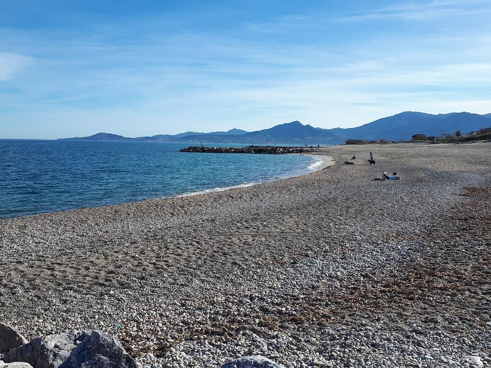La plage sud de Saint-Cyprien face au massif du Canigou