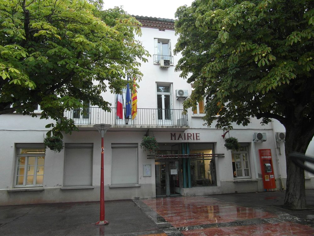 Façade de la mairie de Saint-Estève, place ombragée de marronniers