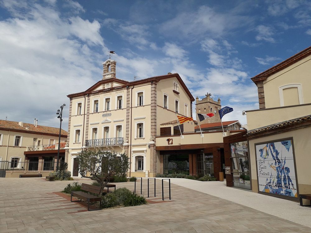 L'Hôtel de Ville de Saint-Laurent-de-la-Salanque, avec son clocher-tour et sa place