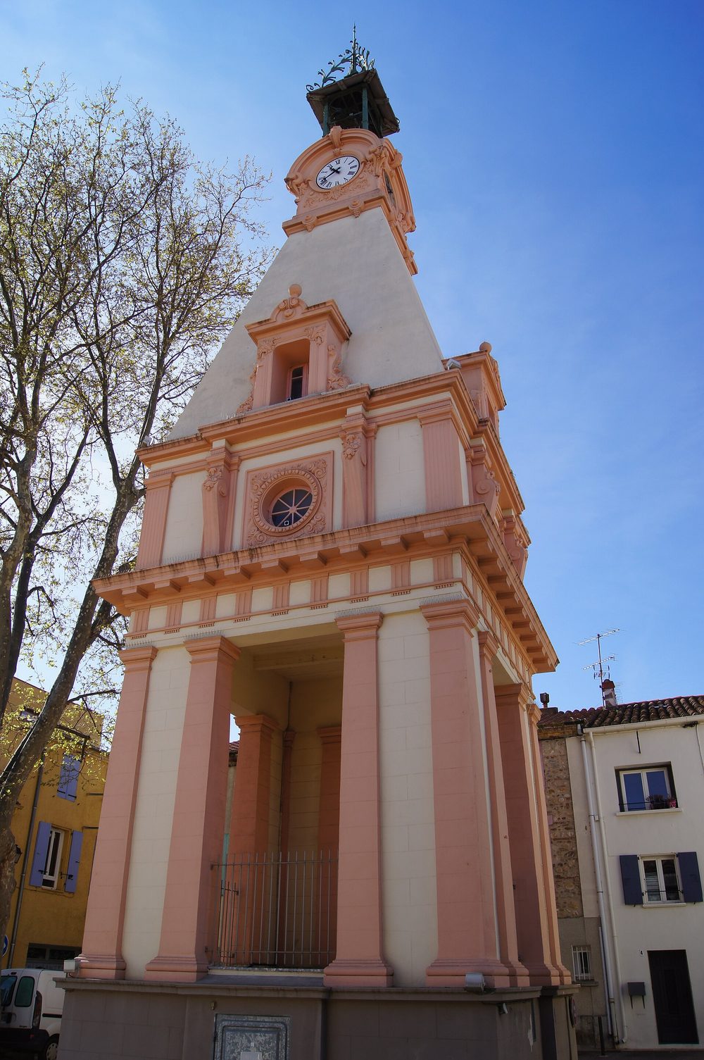 Le beffroi baroque rose et blanc de Toulouges