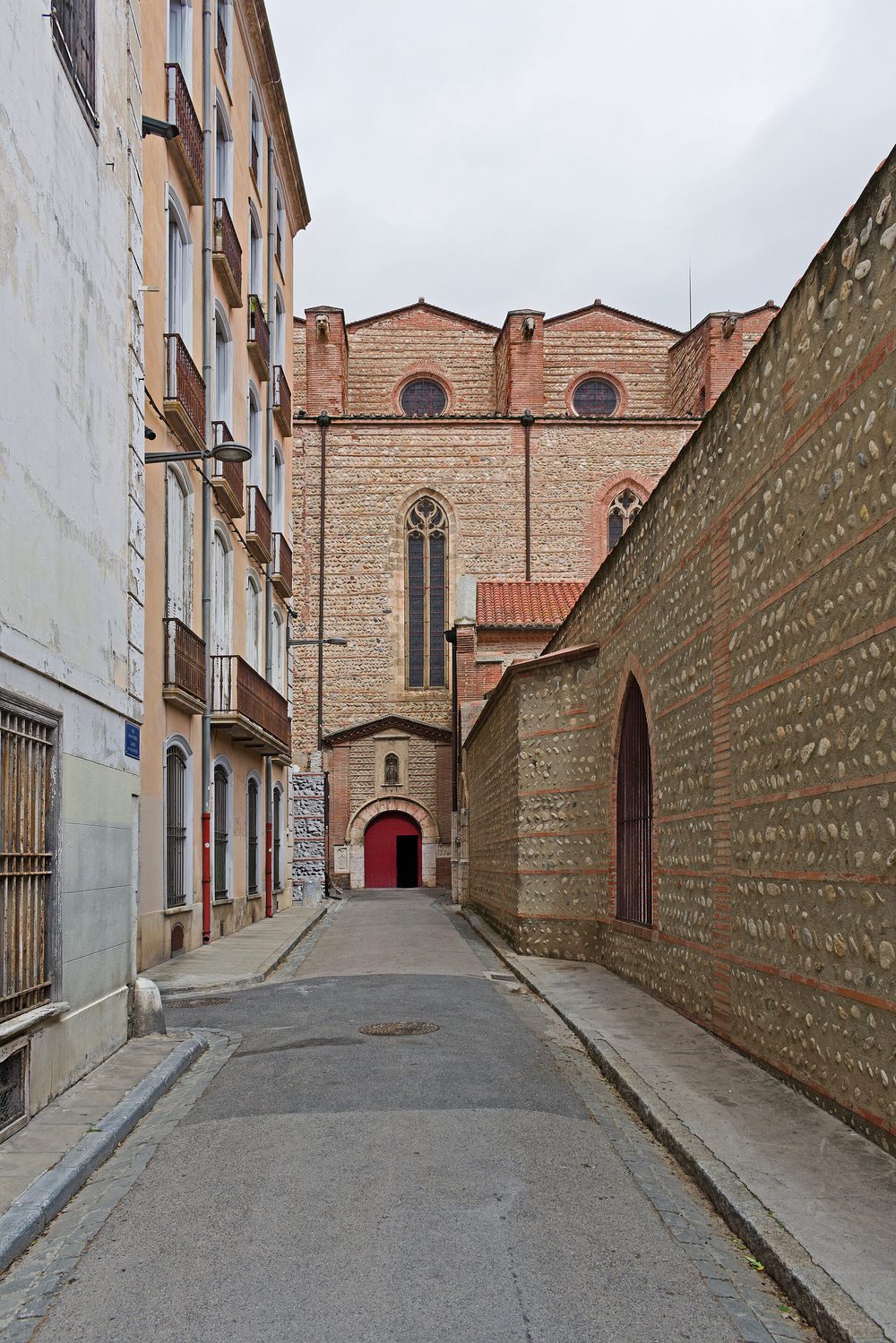 La cathédrale Saint-Jean-Baptiste, silhouette reconnaissable entre toutes dans le vieux Perpignan