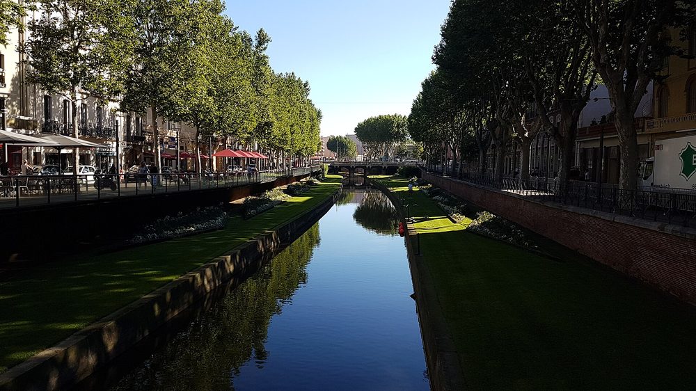 Les quais de la Basse, au cœur du centre-ville de Perpignan